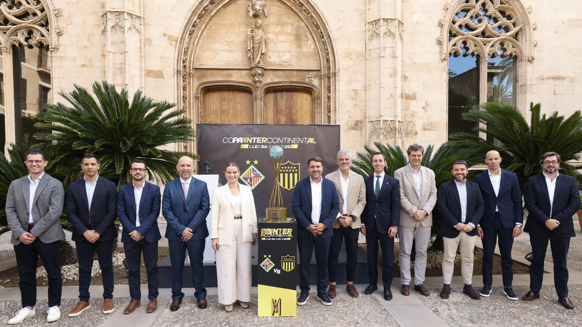 Las autoridades posan junto a la Copa Intercontinental.