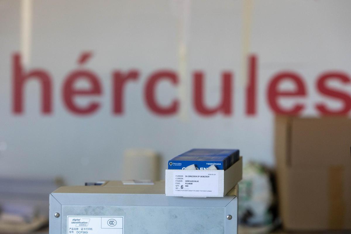 Imagen de archivo de un paquete de carnés del Hércules en las oficinas del estadio Rico Pérez.