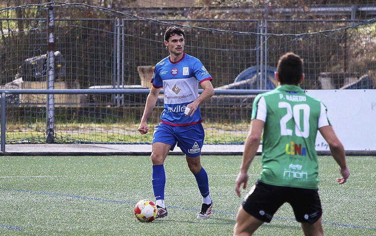 Óscar Arruñada, con el balón, en un partido de esta temporada del Avilés Stadium. |