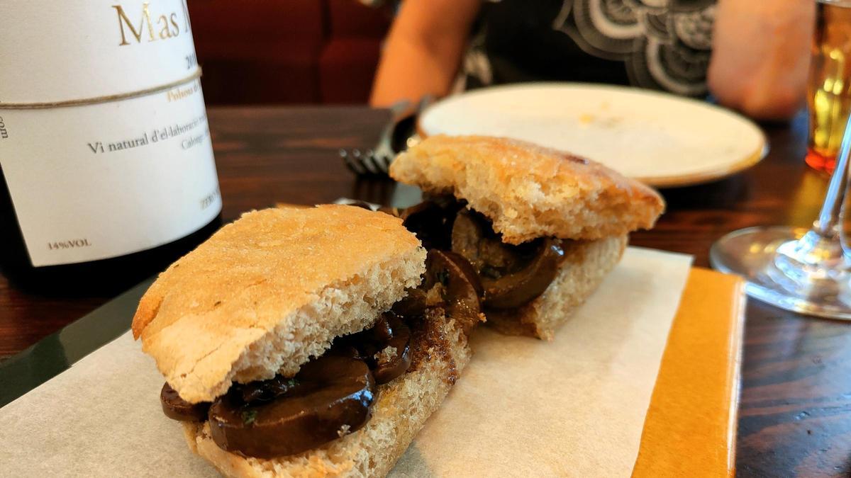 El mollete de riñones al jerez de Vii y una botella de Mas Molla.