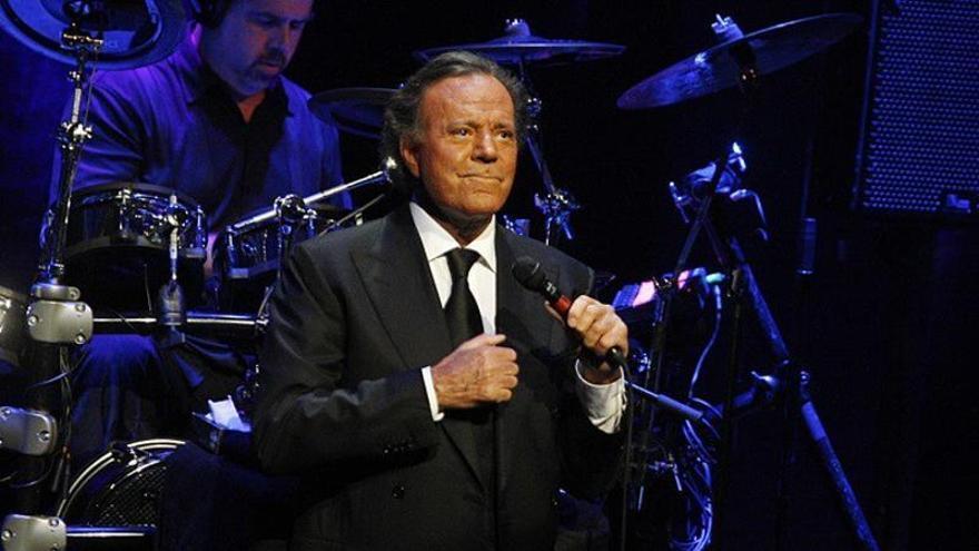 Julio Iglesias alega "interés legítimo" y pide la denuncia de sus extrabajadoras a la Fiscalía