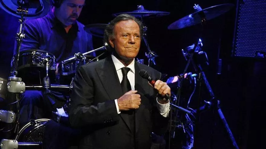 Julio Iglesias alega "interés legítimo" y pide la denuncia de sus extrabajadoras a la Fiscalía