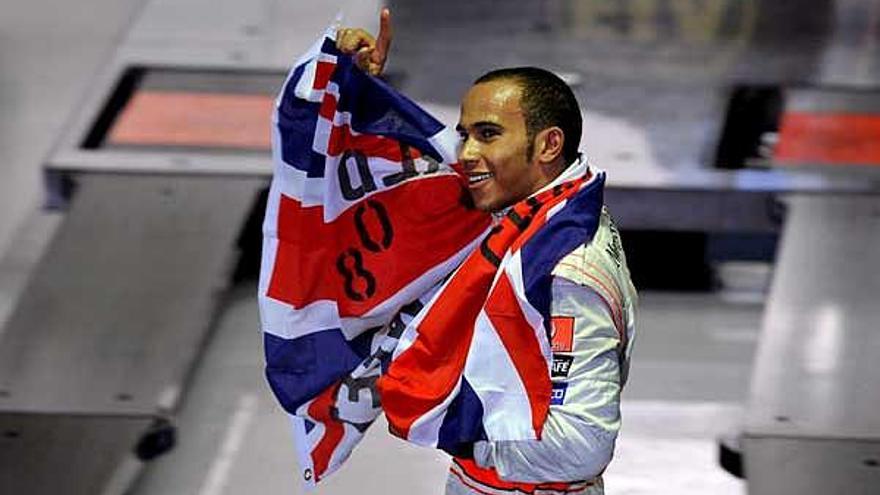 Lewis Hamilton celebra el título en el &quot;box&quot; de McLaren.