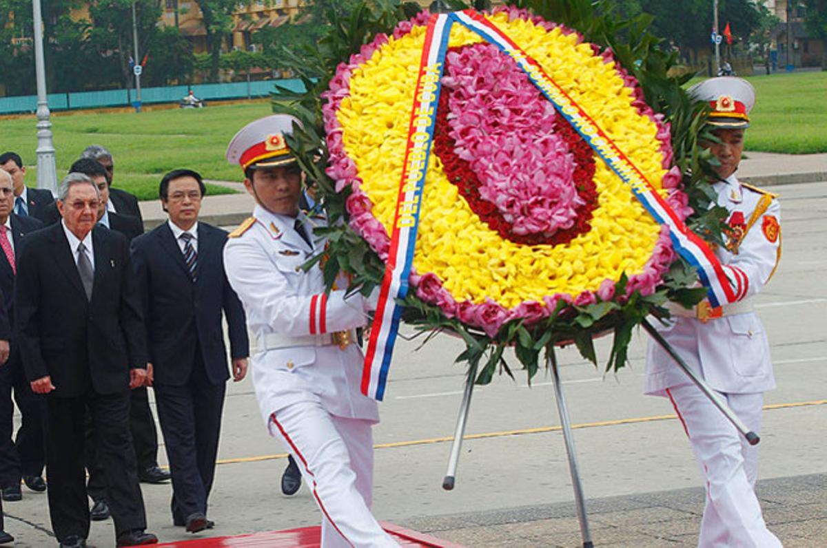 Dos soldats porten una corona de flors, seguits pel president de Cuba, Raúl Castro, durant una cerimònia al mausoleu de Ho Chi Minh, a Hanoi (Vietnam).