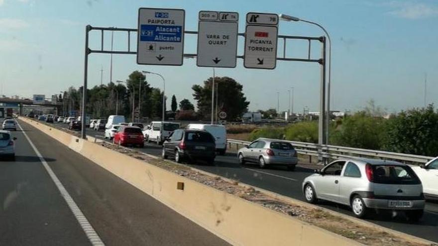 Atasco en los accesos al Puerto de Valencia por la gran afluencia de camiones