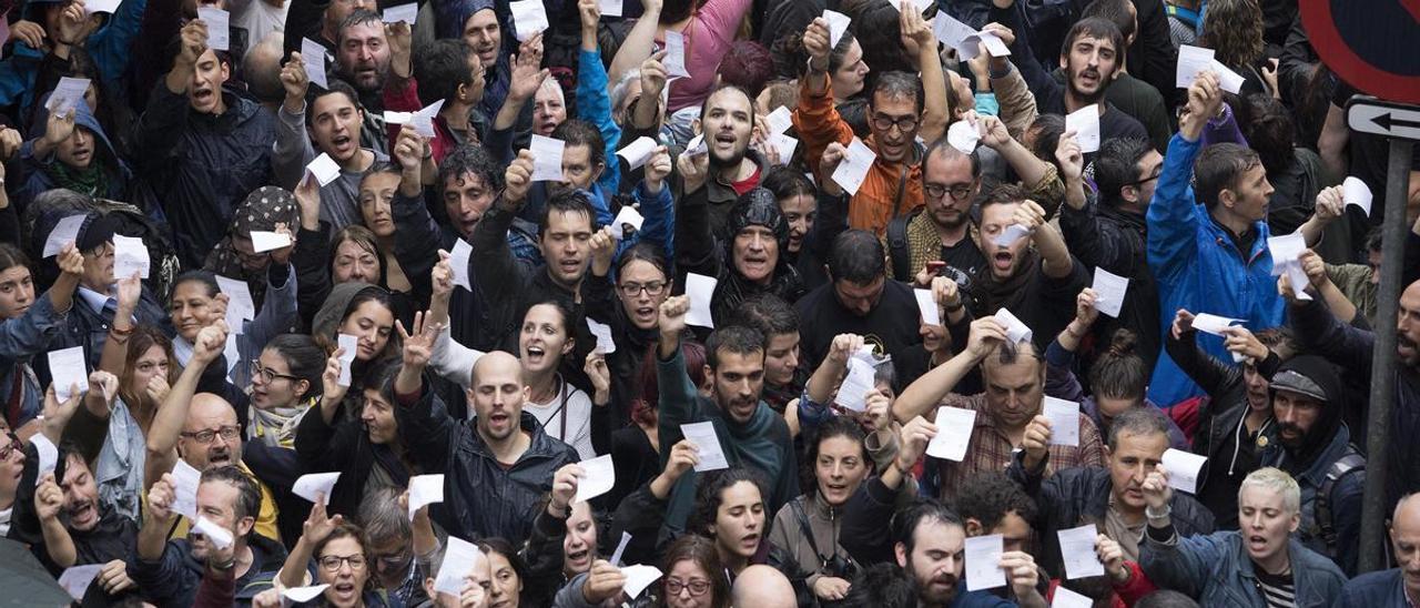 Manifestantes frente al colegio Ramon Llull durante el referéndum del 1-O de 2017.