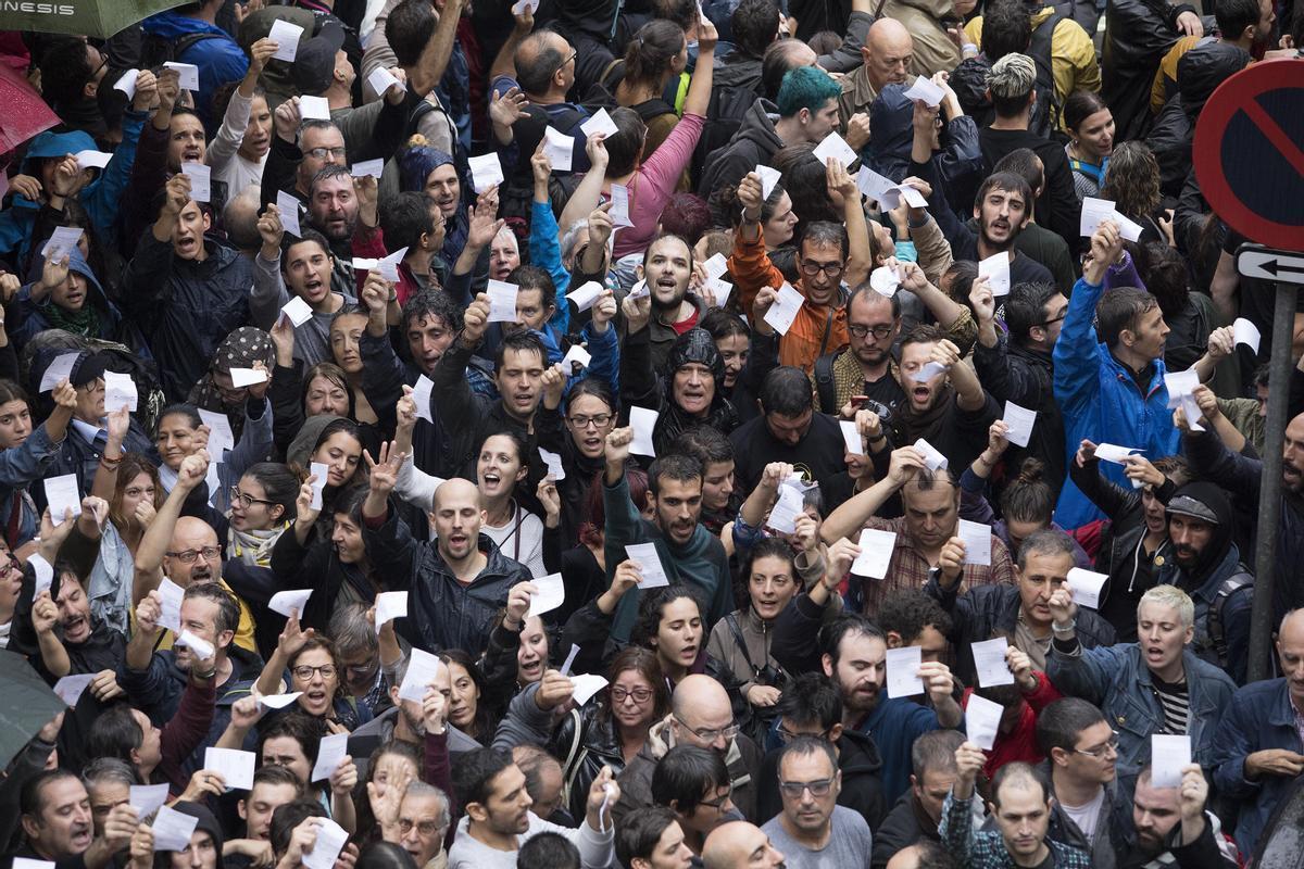 Manifestantes frente al colegio Ramon Llull durante el referéndum del 1-O de 2017.