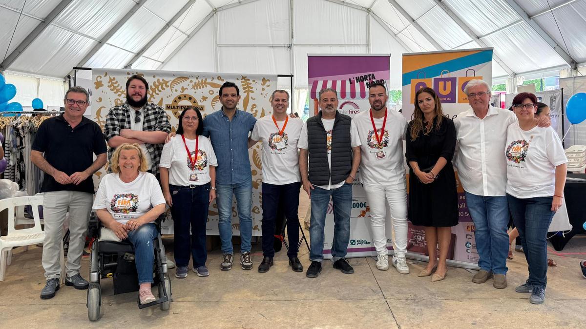 Sagredo junto con concejales del equipo de gobierno local y representantes de las asociaciones de comercio de Paterna en la Gran Feria.