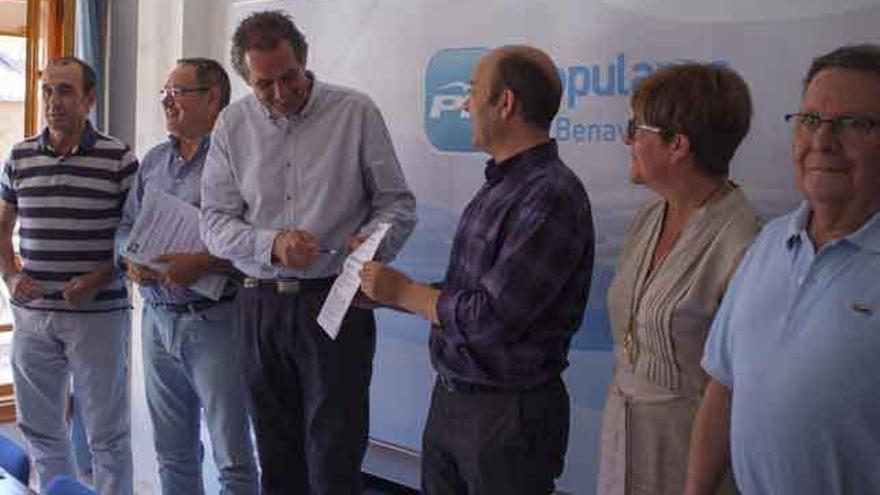 Concejales del PP ayer tras la comparecencia para hacer balance del año de gestión de PSOE e IU.