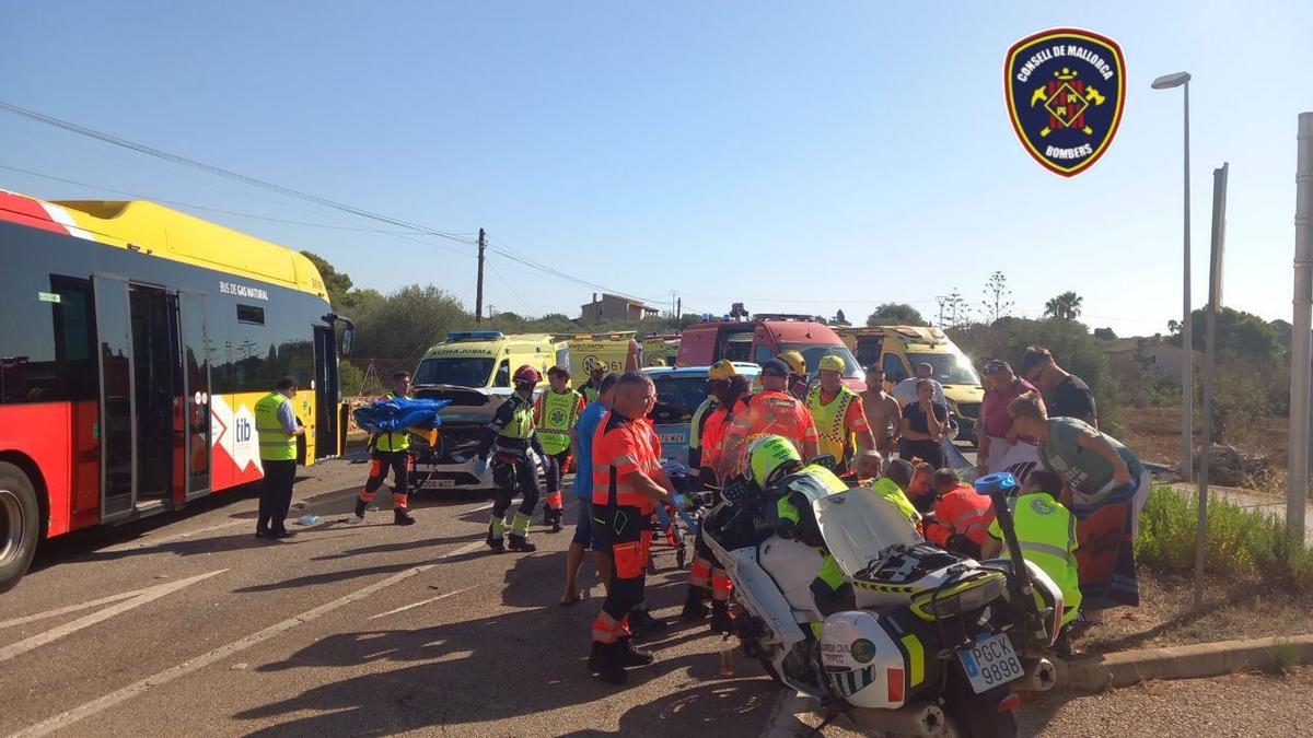 Las asistencias sanitarias  y Bombers de Mallorca, en el lugar del acciddente de tráfico.