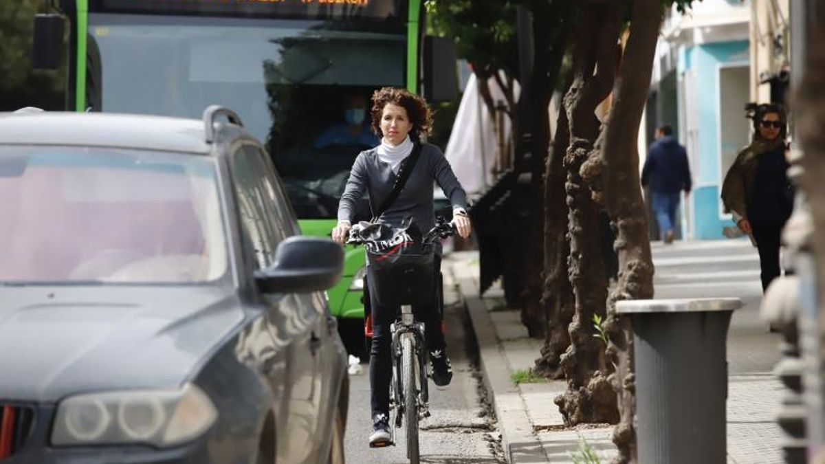 Las bicicletas no podrán circular por las aceras y están obligadas a transitar por las calzadas.