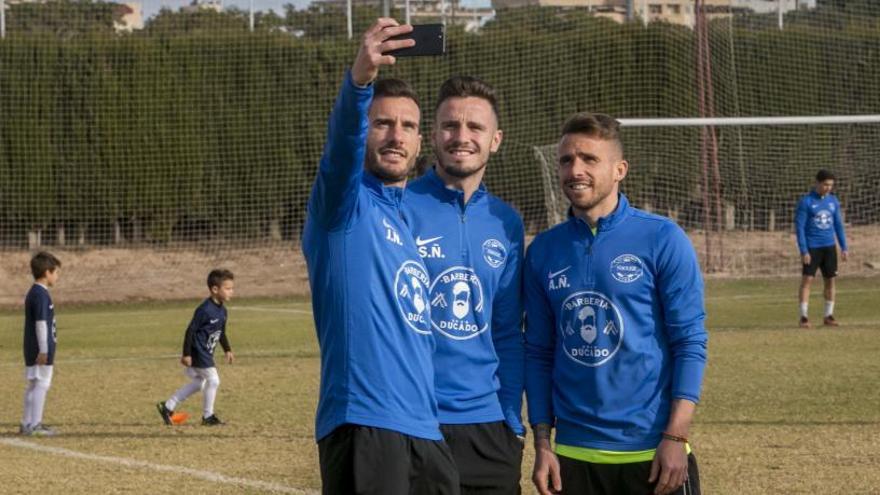 Jony y Aarón Ñíguez, junto a su hermano Saúl