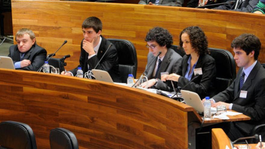 Participantes en la Liga de Debate.