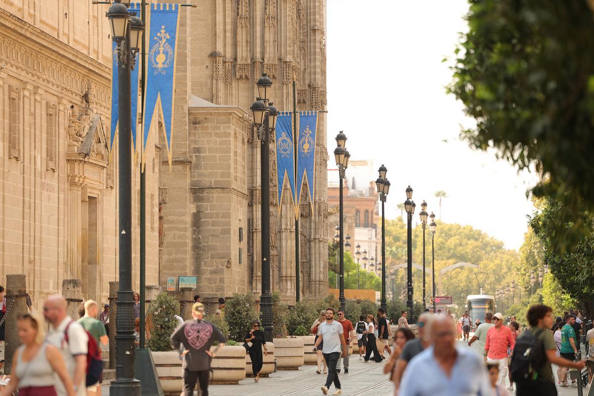 Avenida de la Constitución con gallardetes.