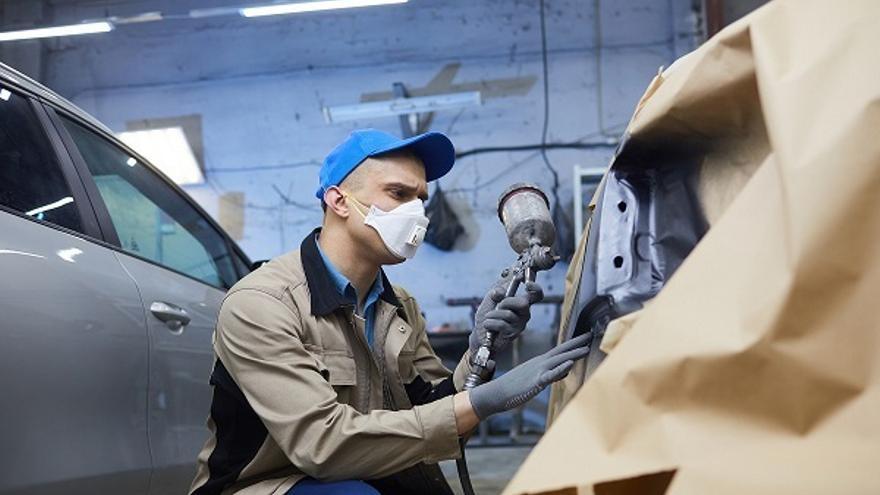 Un hombre en su puesto de trabajo.