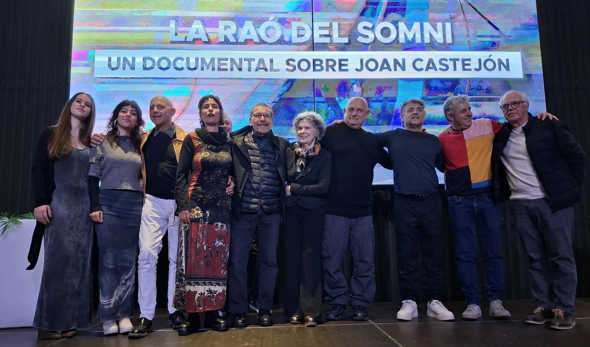 Joan Castejón, junto a Paca, Arminda, sus nietas y los creadores del documental