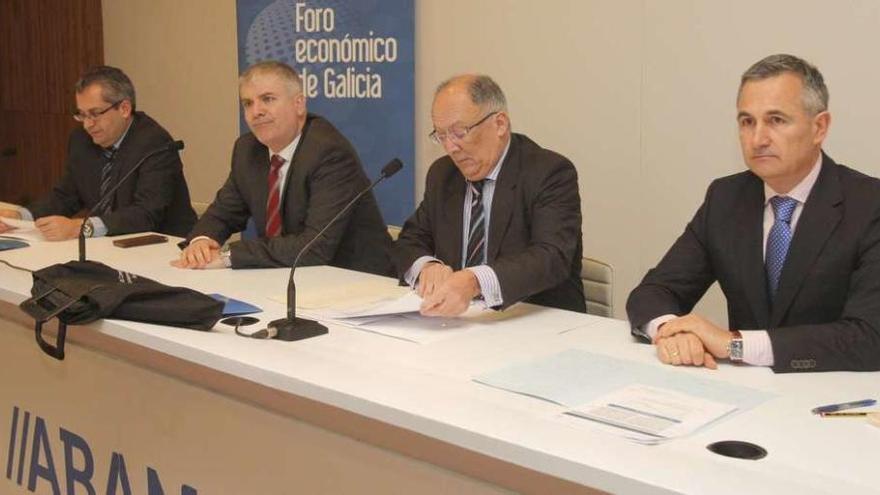 Santiago Lago (segundo por la izquierda) y Fernando González Laxe (tercero) durante la presentación, ayer, del informe.