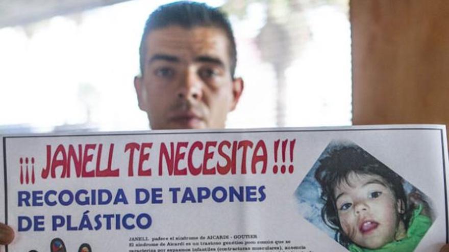 Samuel Valencia, padre de Clara Janell, con el cartel informativo para la recogida de tapones. | josé carlos guerra