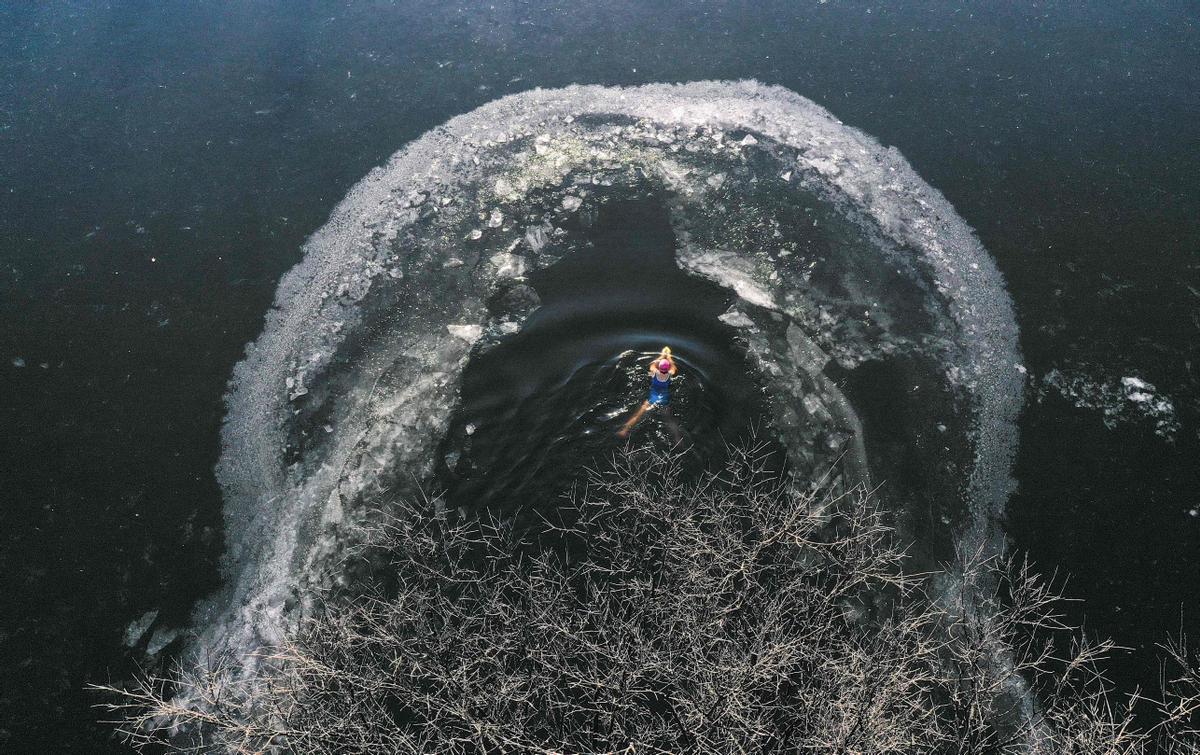 Baños bajo cero en un lago helado de Shenyang (China)