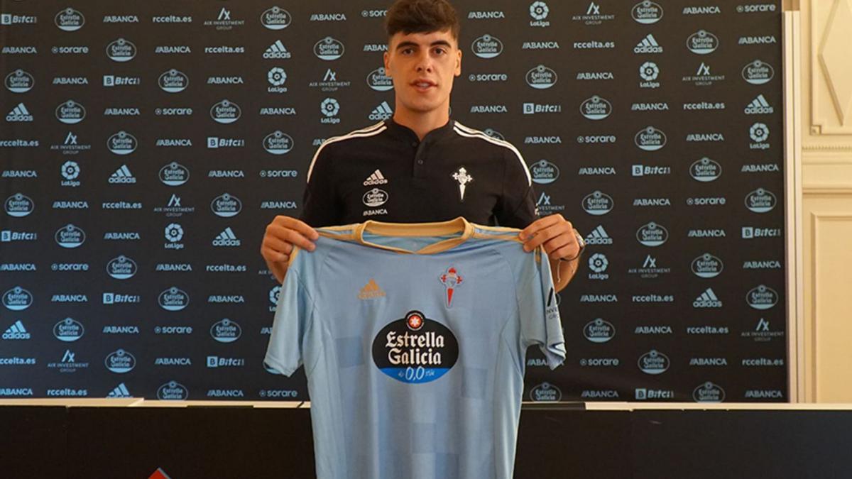 Lobete, ayer tras la firma de su contrato. |  // RCCELTA