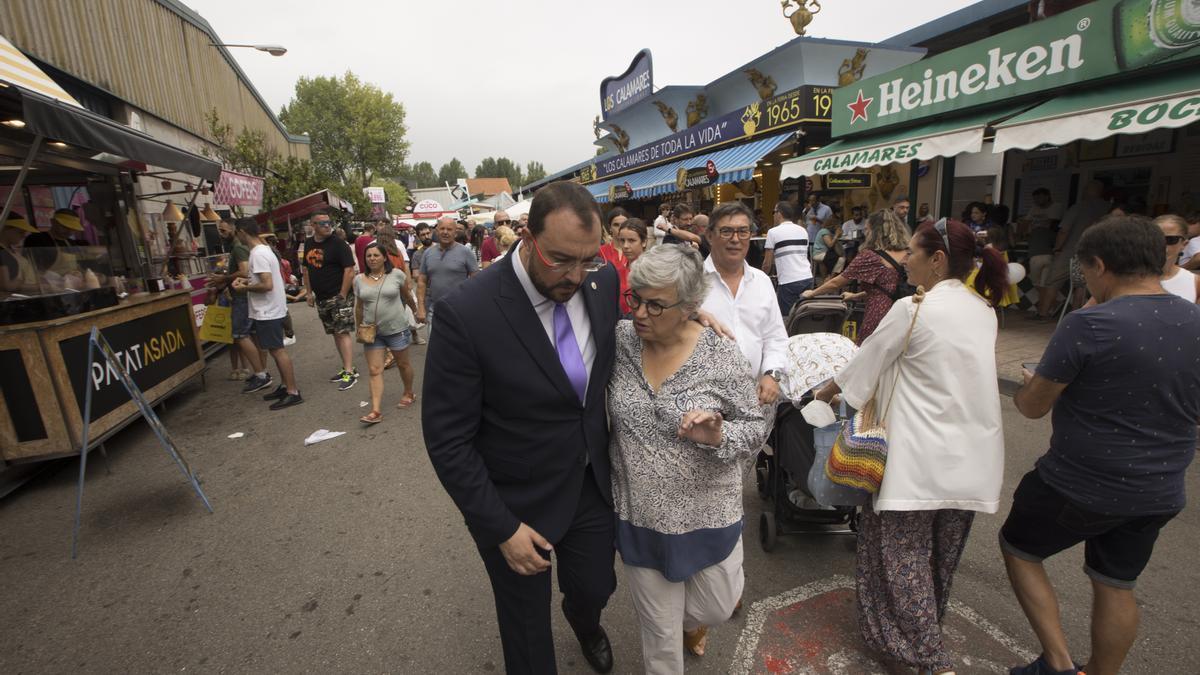 Adrián Barbón, junto a Ana González, en su visita a la Feria de Muestras el pasado agosto.