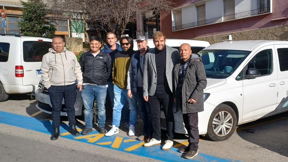 Ramon Caballé, de Junts, amb taxistes a la parada del capdamunt del passeig de la Pau de Berga