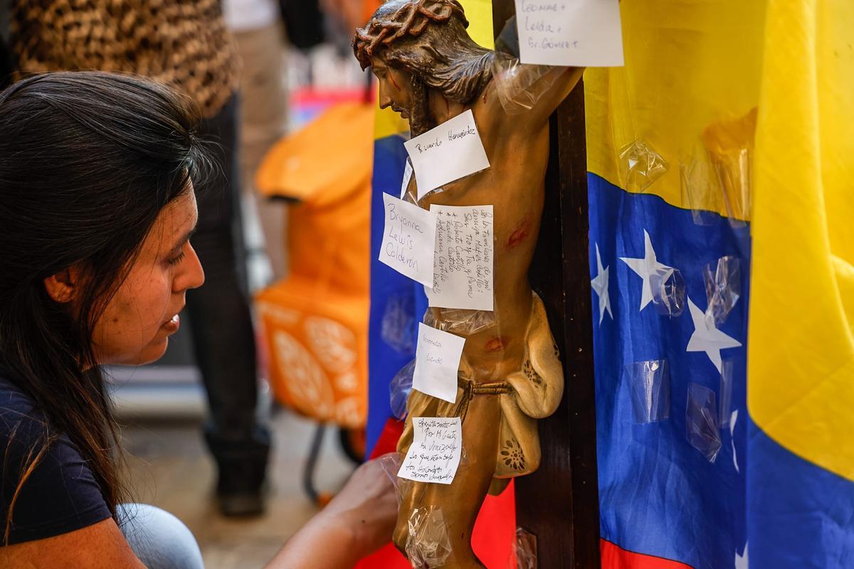 Mensajes pegados en una imagen de Cristo cruzificado, durante la vigilia en València.
