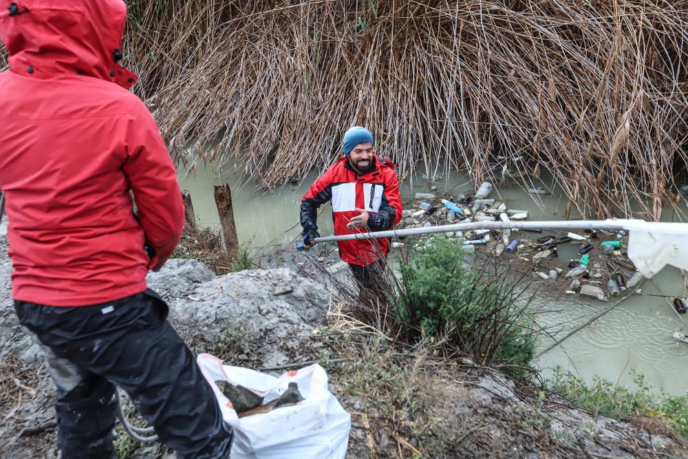 Retiran diez toneladas de residuos en el azarbe de Pineda