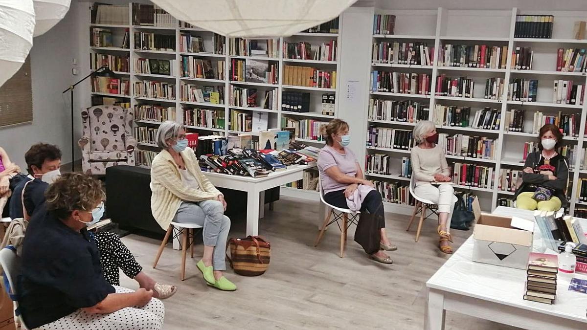 Con mascarillas y distancia de seguridad, el club sigue compartiendo lecturas. | SERVICIO ESPECIAL