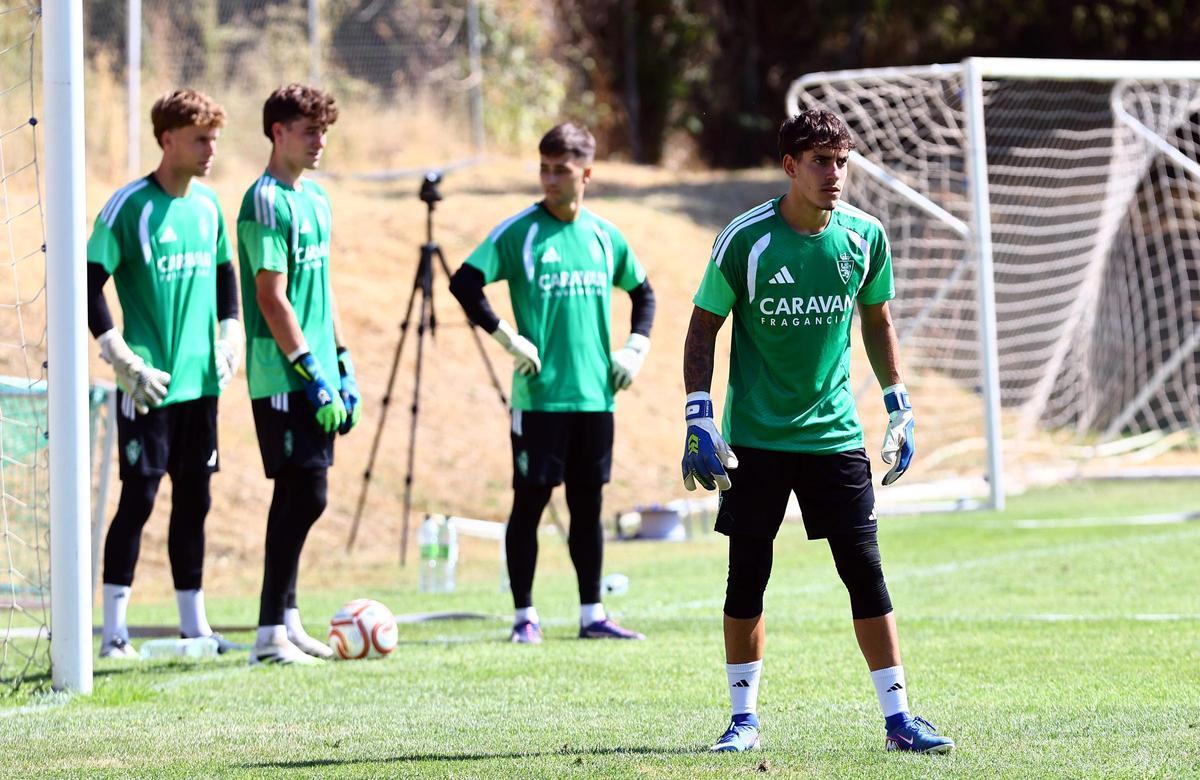 Los cuatro guardametas, durante un entrenamiento en Boltaña.