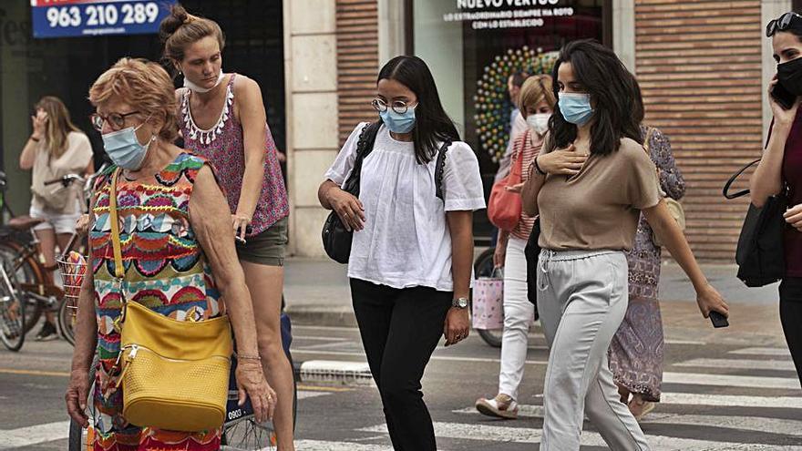 Varias personas con mascarilla, ayer, en València. | JM LÓPEZ