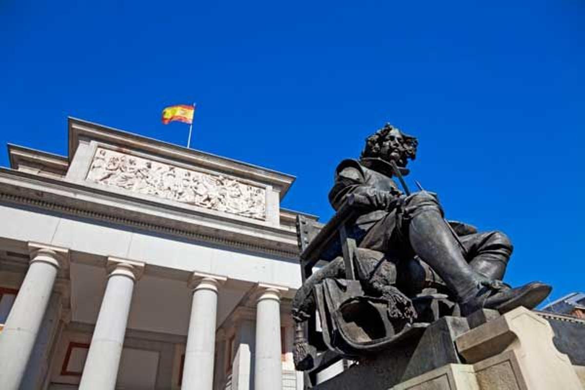 Una estatua de Diego Velázquez guarda la puerta principal de la principal pinacoteca de Madrid, el Museo del Prado.