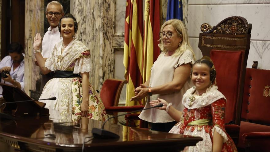 Las candidatas a falleras mayores de València cumplen el rito de ensayar la Proclamación