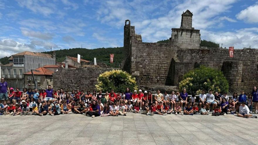 Los más jóvenes visitan Ribadavia y leen poemas de Rosalía de Castro | CEDIDAS