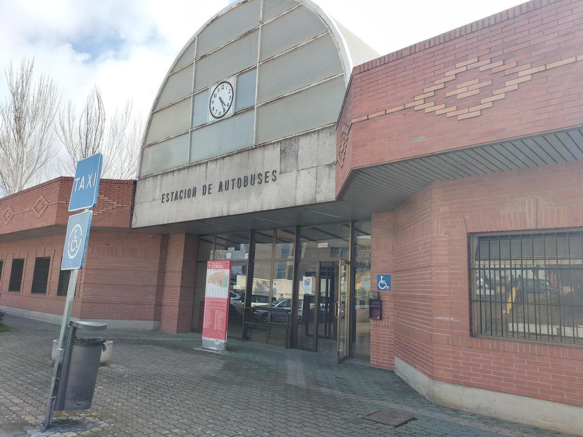 Fachada y acceso principal de la estación de autobuses de Coria.