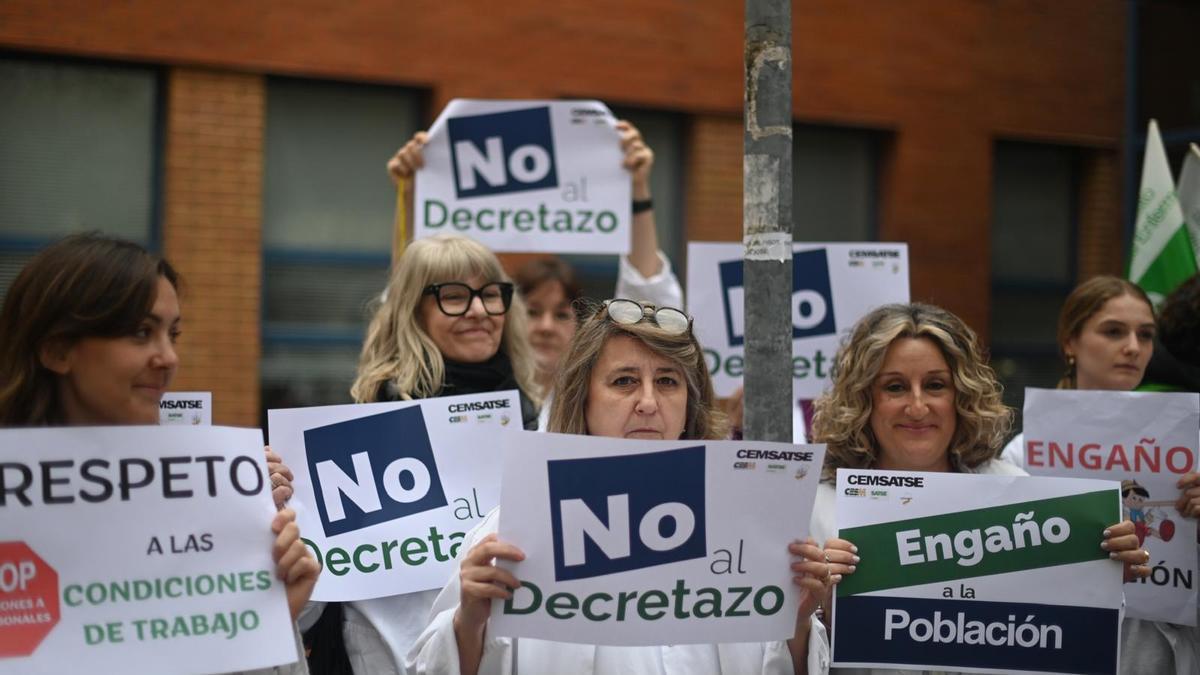 EN IMÁGENES | Cemsatse mantiene la huelga y plantea que las urgencias de tarde en Zaragoza las atienda el 061