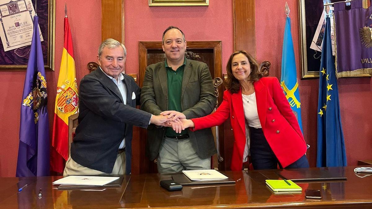 Por la izquierda, Javier Vega de Seoane, Alejandro Vega, y Cristina Isabel González, este miércoles, en el acto de firma del convenio en el Ayuntamiento de Villaviciosa.