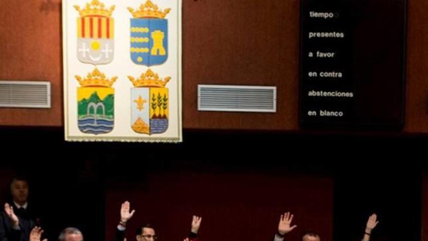 La Asamblea rechazó con sus votos las enmiendas de PSOE y Podemos.
