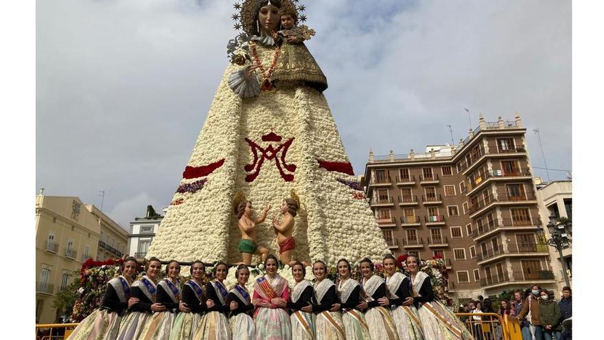 Carmen y la corte, ante la Virgen de flor