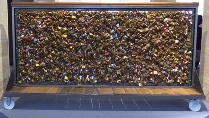 Los candados del puente del amor de París, a subasta este sábado