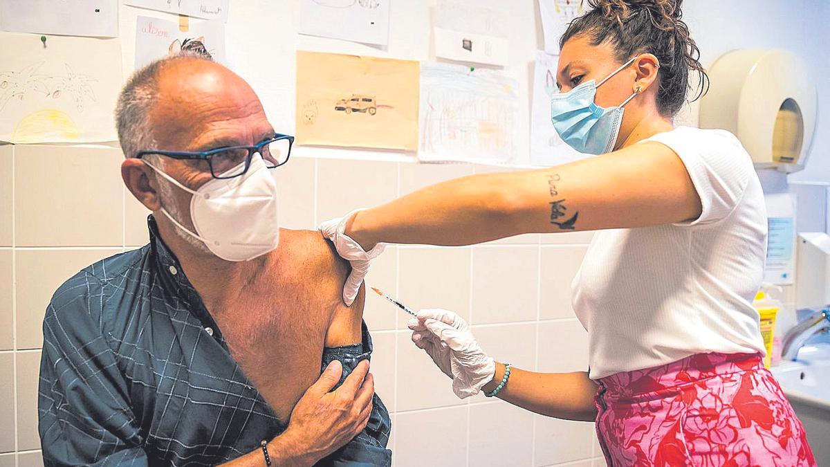 Un hombre recibe la vacuna contra la viruela del mono en París.