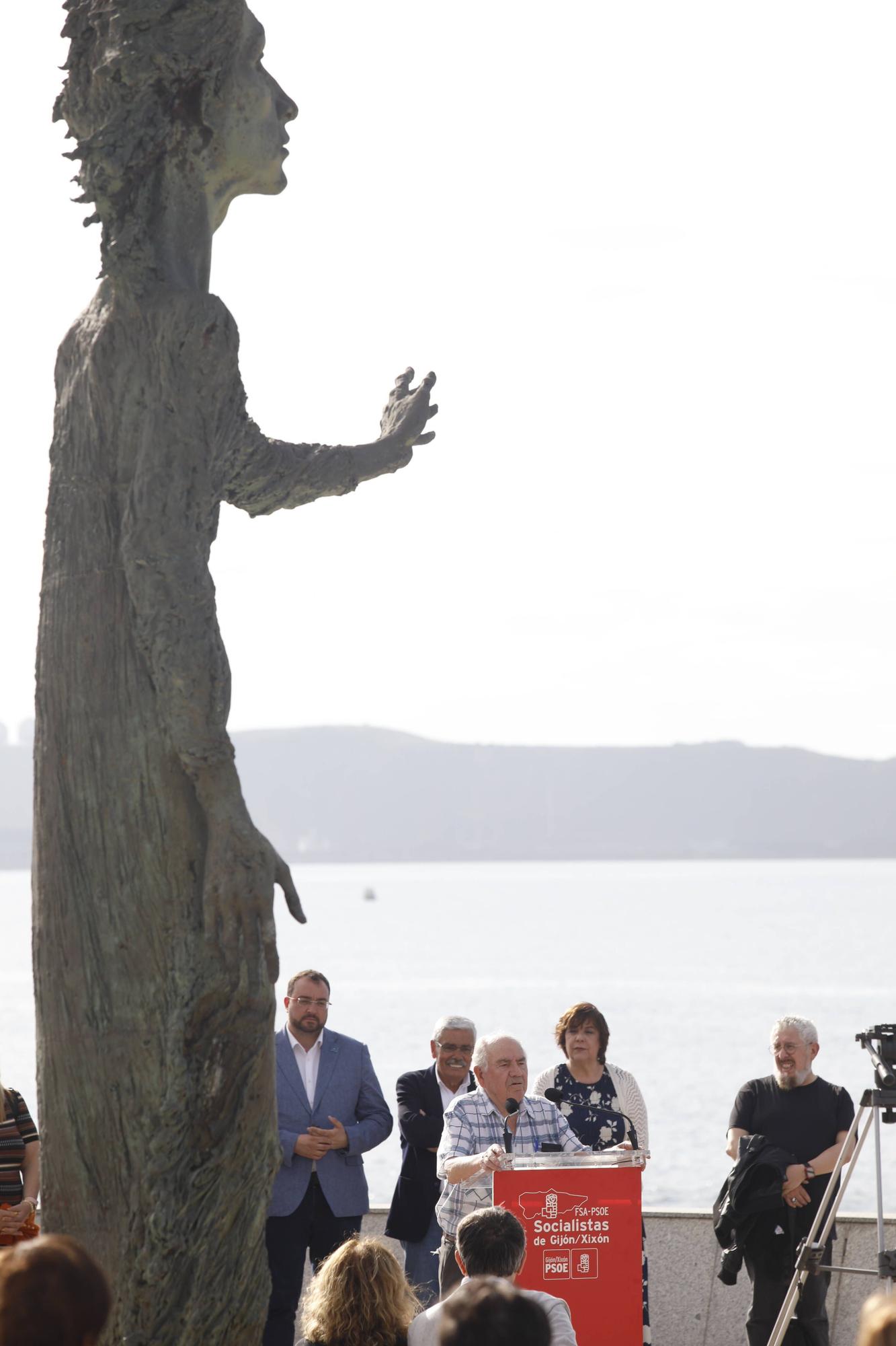 EN IMÁGENES:  Así fue el homenaje a los exiliados por la Guerra Civil y la posterior represión franquista organizado por los socialistas de Gijón junto a la estatua de "La Madre del Emigrante"