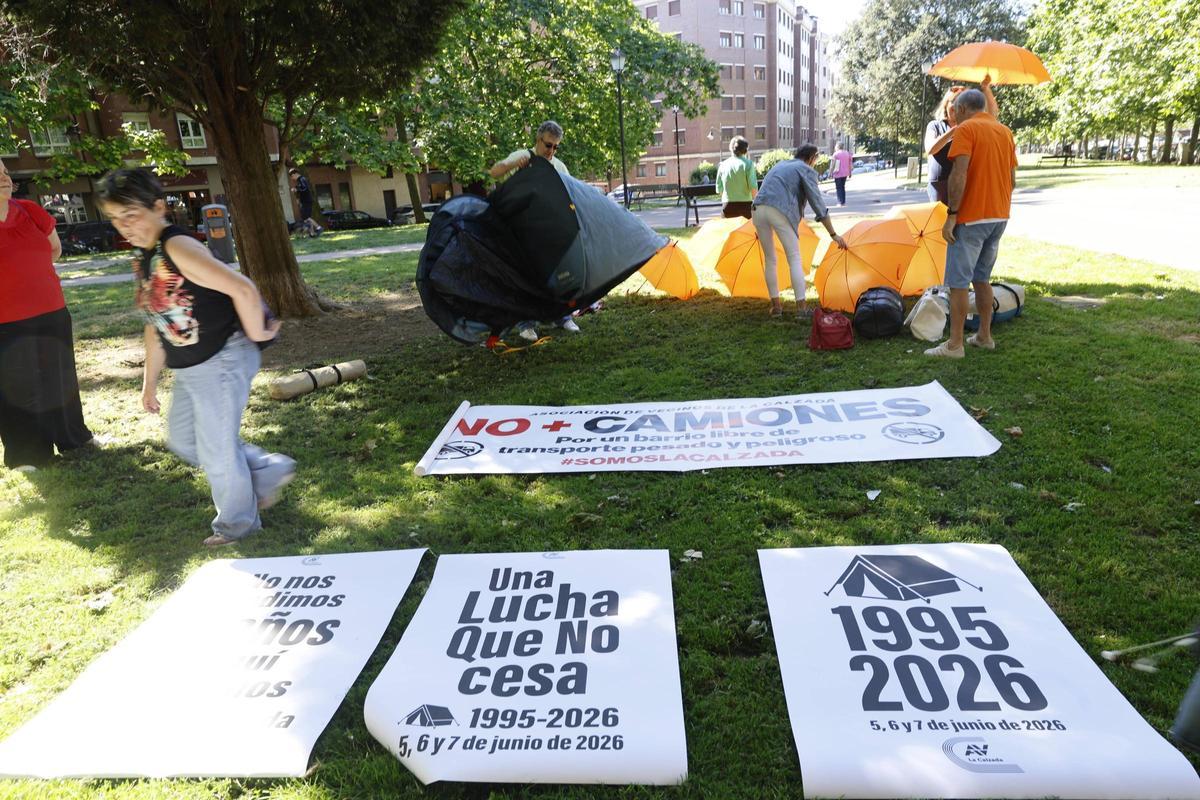 Los preparativos para la gran acampada de los vecinos de La Calzada, en imágenes Los preparativos para la gran acampada de los vecinos de La Calzada, en imágenes