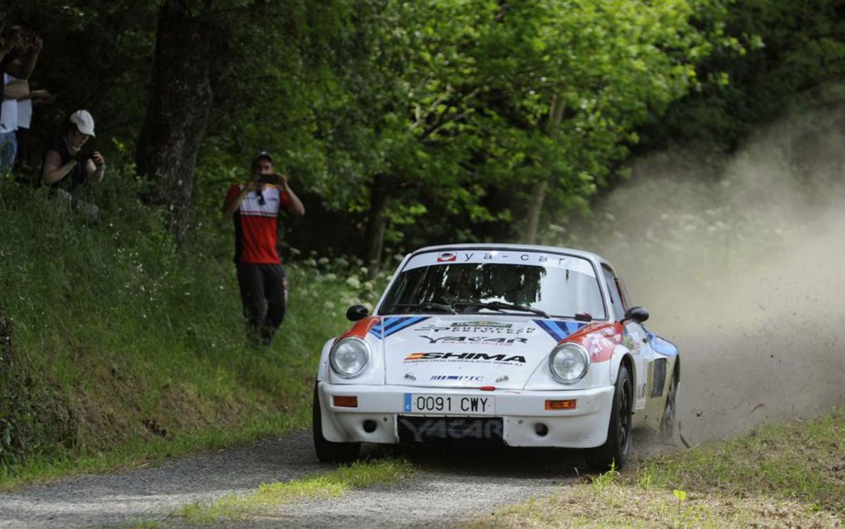 Paso del Porsche de Manuel Muniente. | Bernabé/Javier Lalín