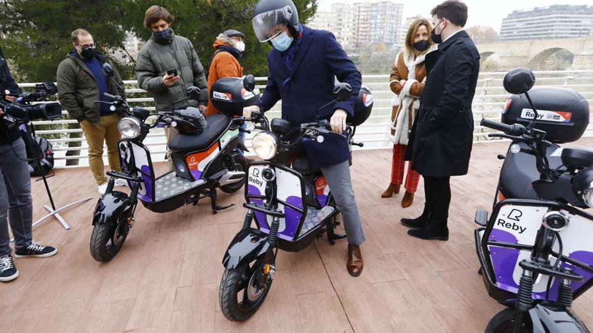 Azcón probando una de las motos de Reby el día que llegaron.