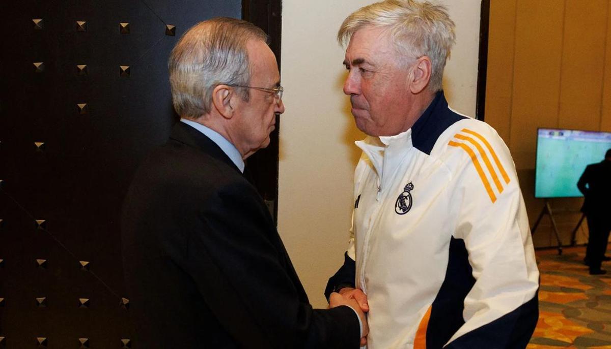 Florentino conversa con Ancelotti durante un desplazamiento