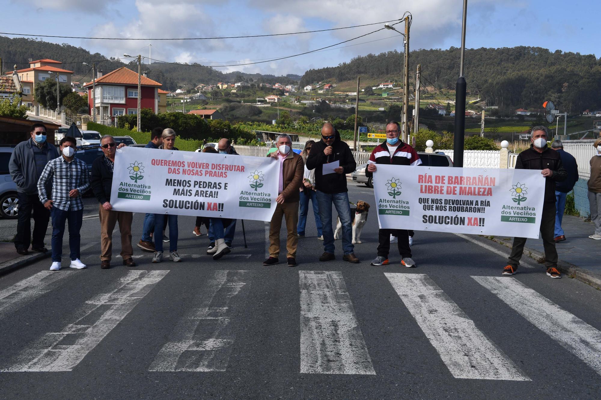 Corte de tráfico para reclamar la limpieza de la ría de Barrañán