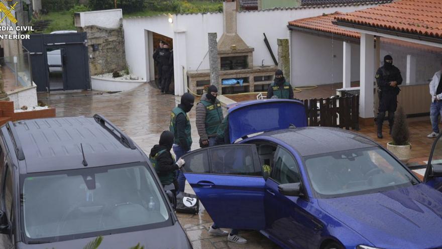 Agentes de la Guardia Civil durante el registro en As Sinas, en Vilanova de Arousa. |   // GUARDIA CIVIL