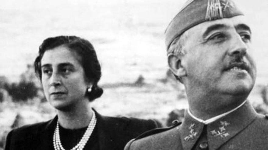 Francisco Franco, con su mujer Carmen Polo (archivo).