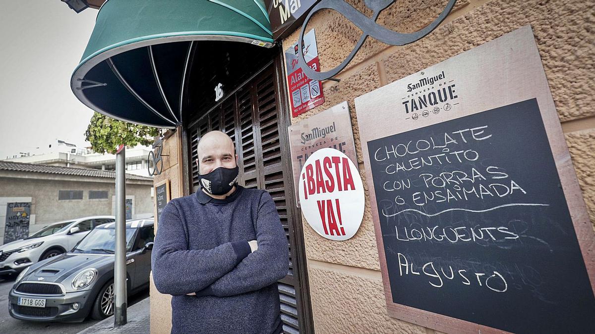 Víctor Sánchez posa ayer junto al restaurante La Balanguera.